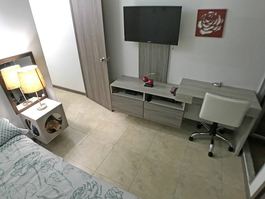 Habitación con escritorio- Wi-Fi - Eternet