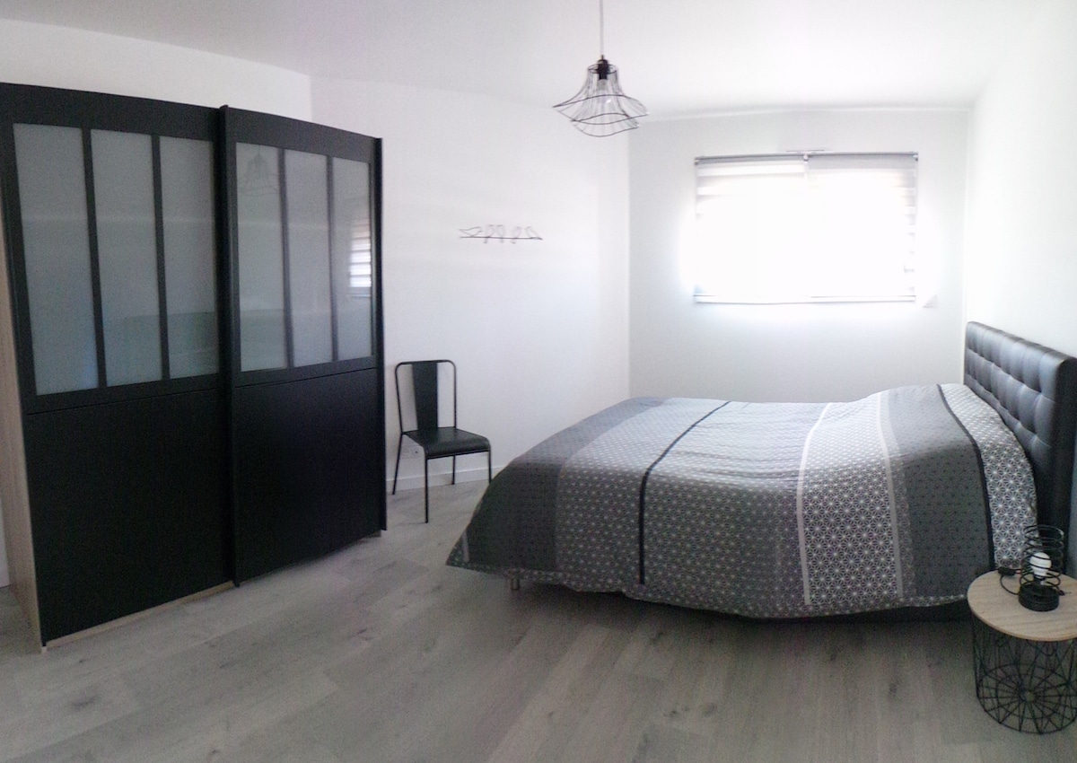 Hoofdslaapkamer op de begane grond met badkamer en toilet.