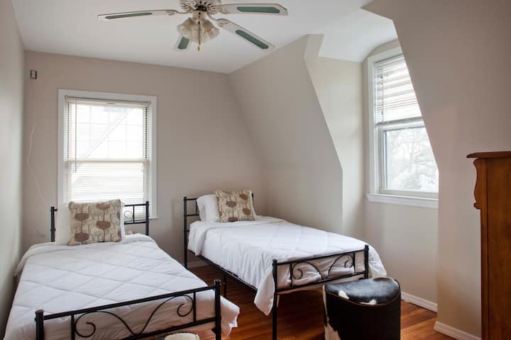 Spálňa 2 - oddelené postele. V skrini je konektor mosta na prepojenie oddelených postelí, takže je tam jedna veľká posteľ. 