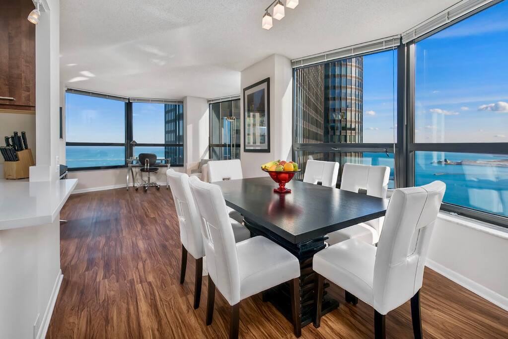 Dining room with spectacular vistas!