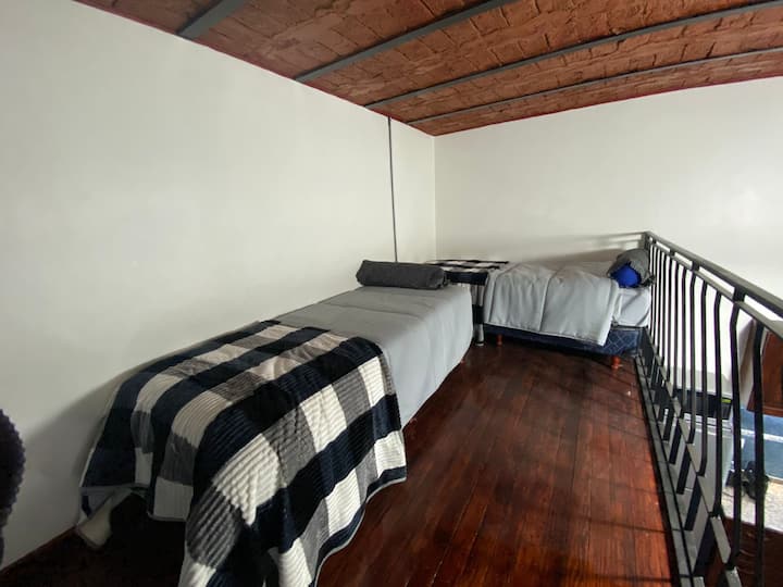 Kitnet com 1/2 dormitório em dois níveis em Saavedra