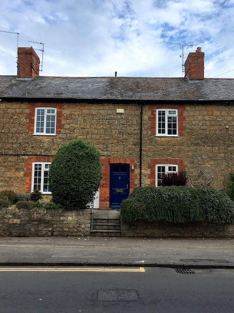 Cosy Sherborne Cottage with Parking