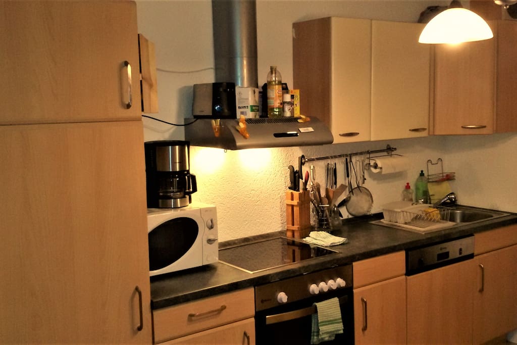 vollausgestattete Küche mit Backofen und Spülmaschine