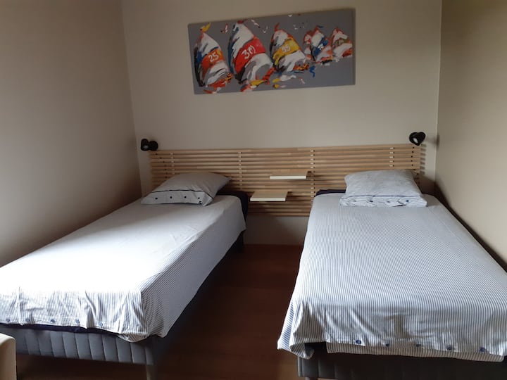 חדר בצד החצר במערב 
2 x 90 x 200 מיטות
