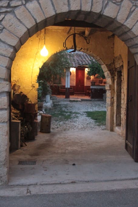 Ingresso: portale a doppio arco