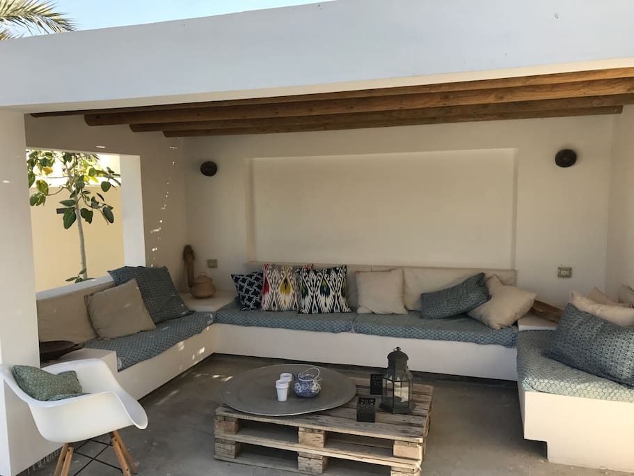 Relaxed covered sitting area with view on the Dubai Skyline