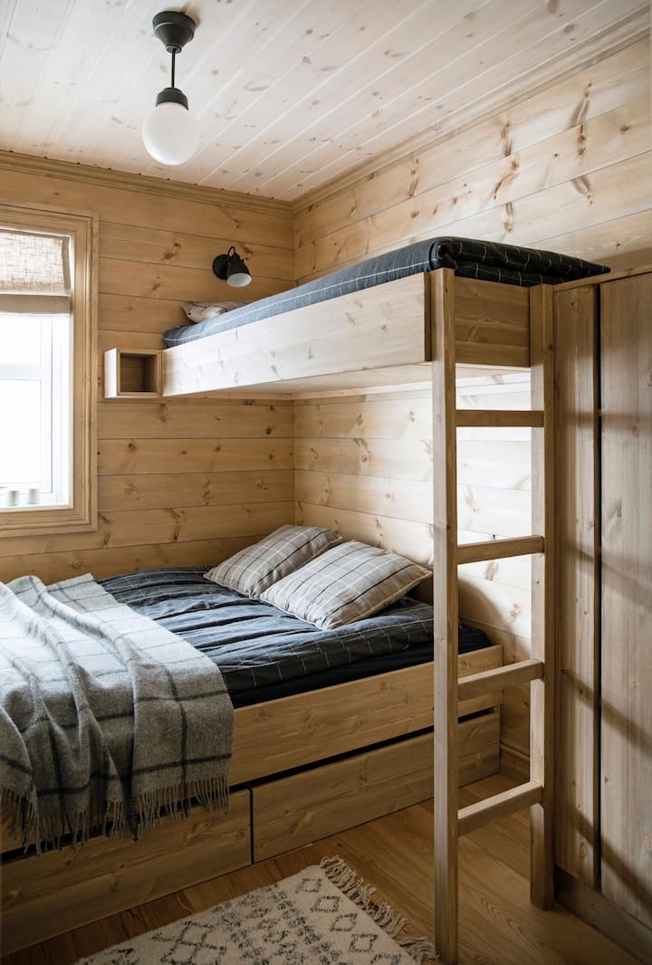 Chumba cha kulala 2 na kitanda mara mbili 140 x 190 cm + kitanda kimoja 75 x 190 cm, WARDROBE.