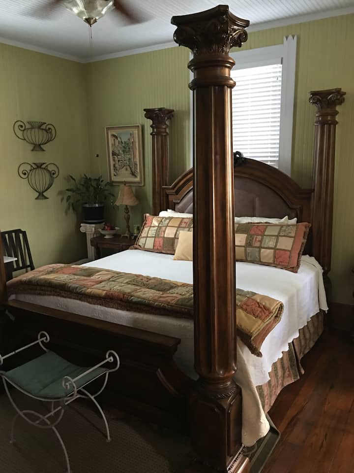 Chumba cha pili cha wageni kwa mgeni wa 3 na wa 4 katika karamu hiyo hiyo - hakuna bafu lililounganishwa. Bafu la msingi la mgeni linaloshirikiwa kwa ajili ya kuoga.  Bafu nusu pia linapatikana nje ya jikoni. Vyumba vyote viwili vinapatikana kwa wageni 2 kwa nyongeza ya $ 25 kwa usiku.