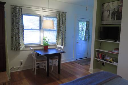 Superb Location Private Bed & Bath