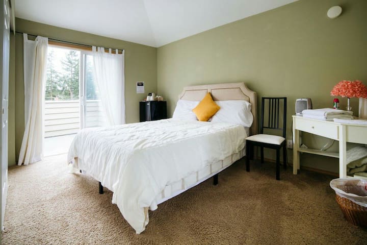 Overnight Upstairs Queen Bed & Split Bath By I-5