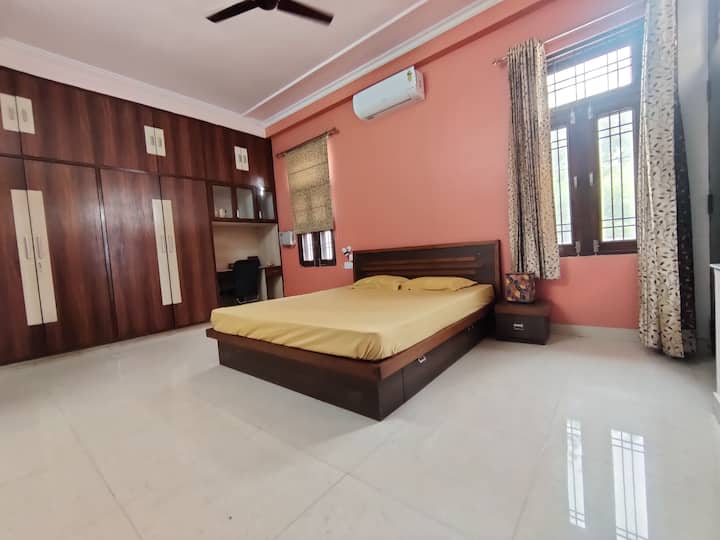 غرفة نوم مع مكان عمل مخصص. يفتح هذا على شرفة كبيرة