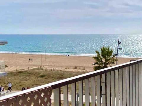 Propiedad de Airbnb exitosa: Beachfront Apartment Castelldefels en Castelldefels