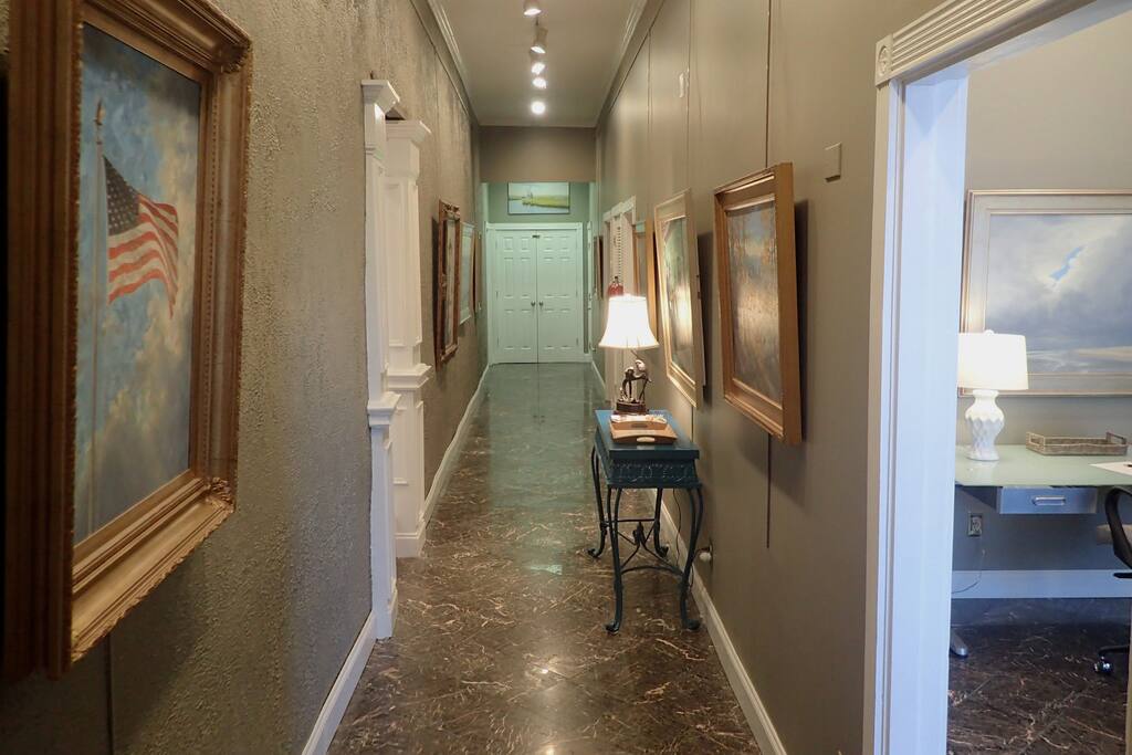 Main entrance gallery hall.