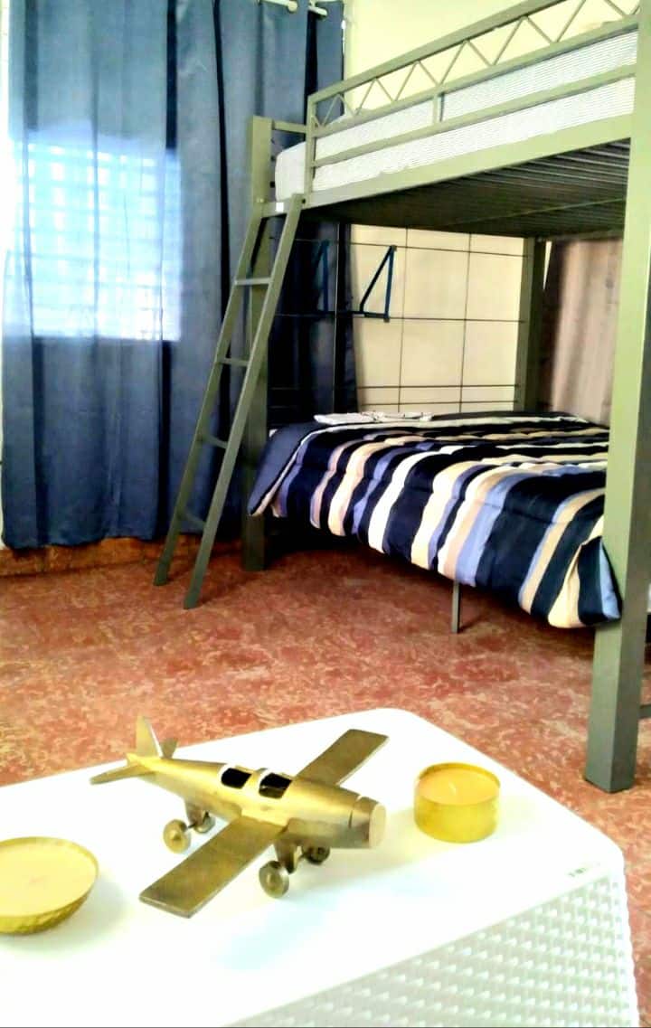 Првата соба има клима уред.