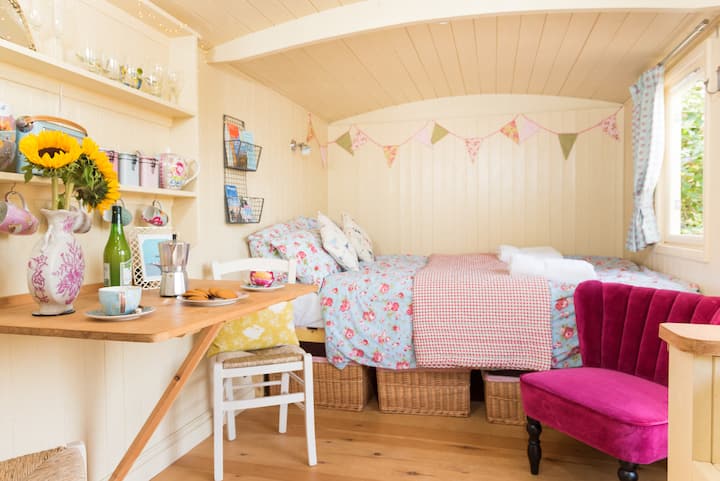 Deliciously comfy bed. Linen and fluffy white towels provided.