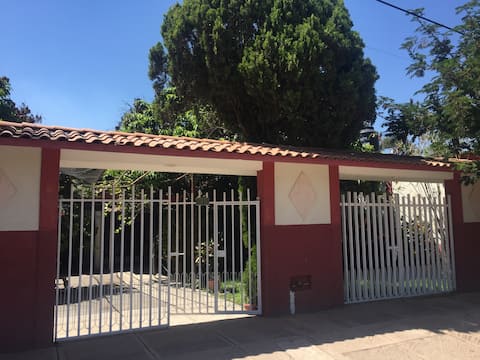 Rustic country house 15 min. from Media Luna park