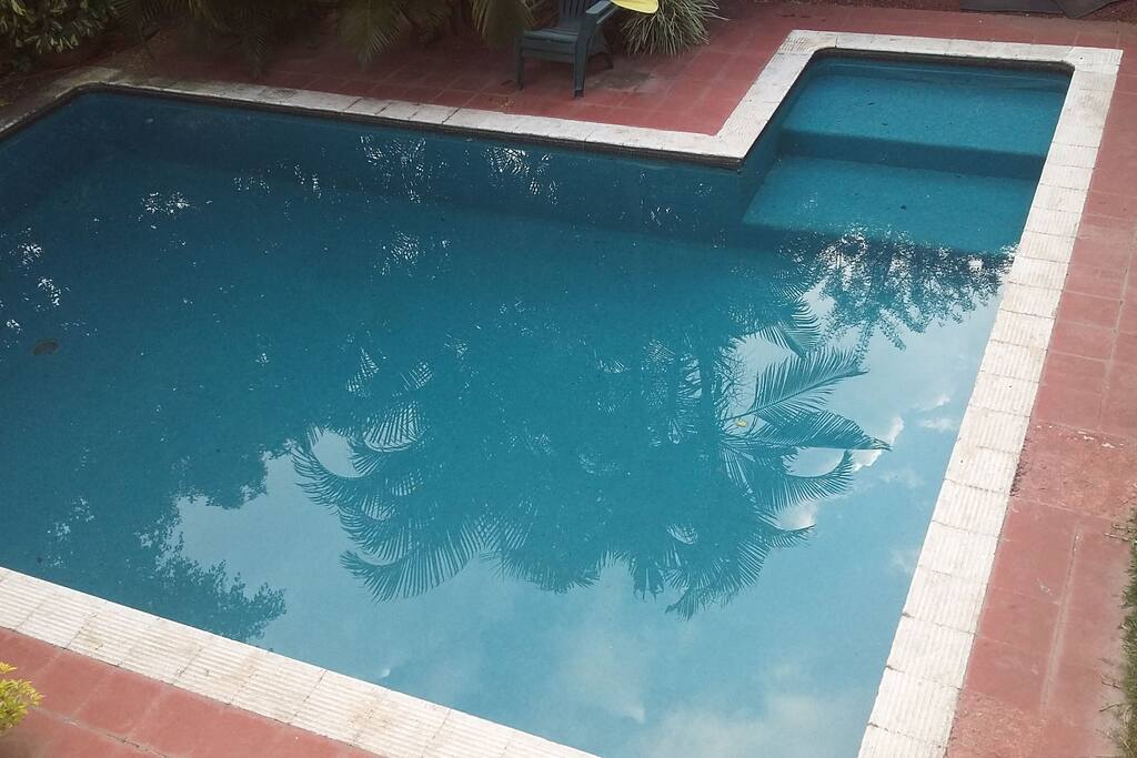 Alberca de buen tamaño y no mucha profundidad. Agua limpia y templada.