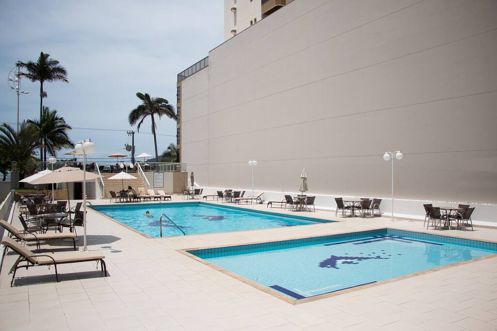 O prédio possui duas piscinas...