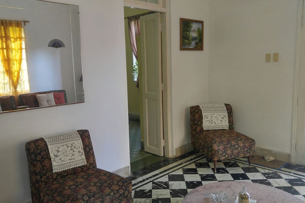 Sala amplia con tv y muebles para compartir con amigos