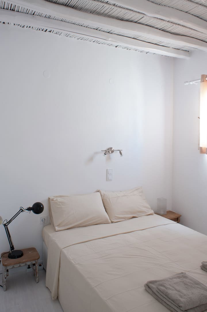 La deuxième chambre avec un lit double 