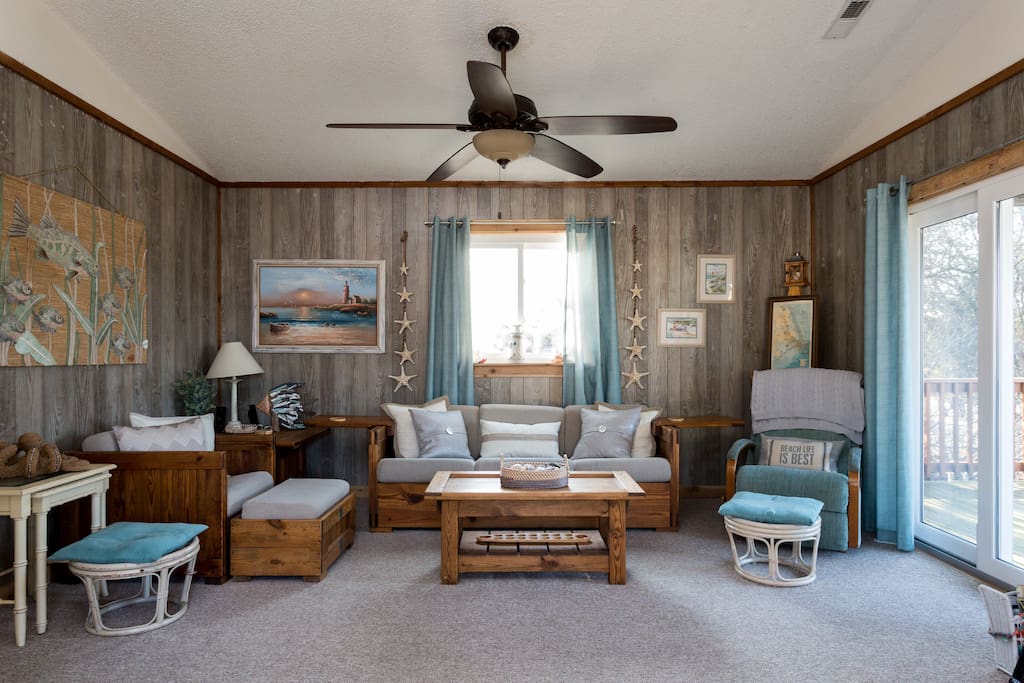 Open floorplan to large kitchen and dining table