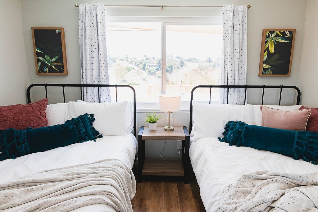 Kreveti pune veličine za 4 osobe u ovoj sobi. 