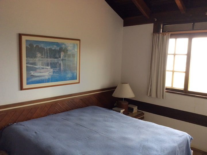 Chumba cha 1 , kwenye ghorofa ya juu inayoangalia bahari (tazama picha ya mwonekano wa dirisha la chumba cha kulala)