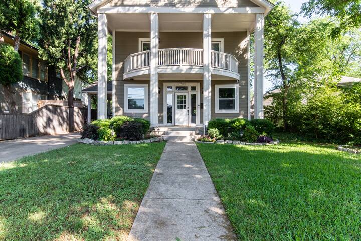 Downtown 4 Bed with Pool and Spa! Near It All! gallery image 2