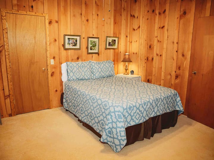 Трета спалня с двойно легло на основния етаж, която споделя баня „Jack and JIll “.