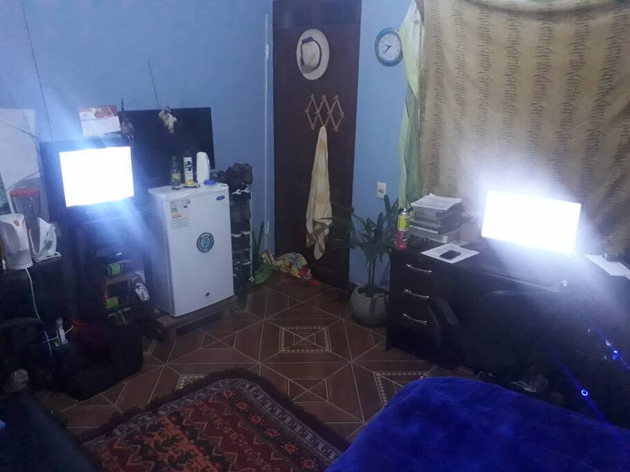 vista desde la cama.. la compu con wifi para trabajar, el frigobar que no puede faltar para tener algo fresco.. la tv (sin cable)