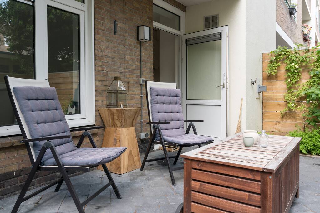PRIVATE GARDEN:
Chairs and tables under the shelter with lamps