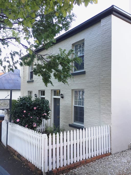 Front of Cottage & Driveway