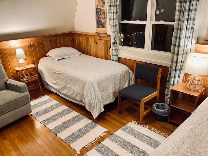 ห้องนอน 2 ห้องพร้อมเตียงแฝด 2 หลังผู้เอนกาย 