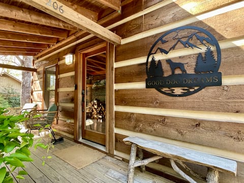 Top Airbnb: Cozy Log Cabin • Hot Tub • Pet‑Friendly • Firepit in Foscoe