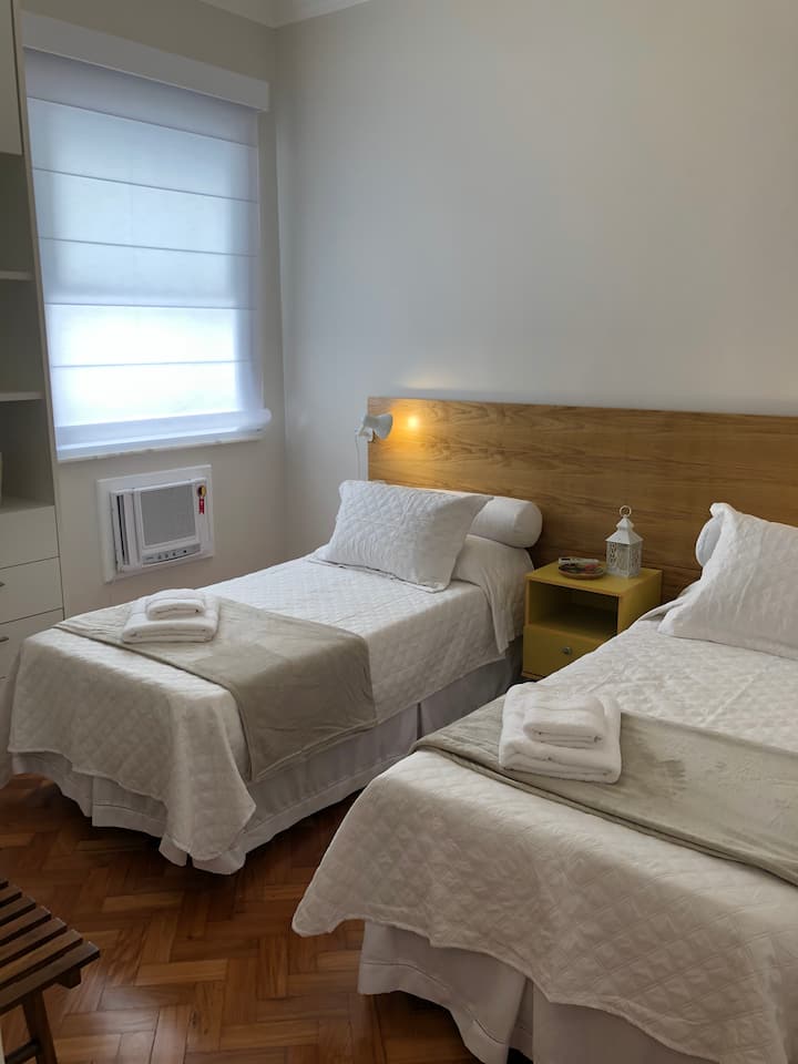 卧室2. 2张单人床，也可以连接一张标准双人床。 全套橱柜，包括衣架和全身镜。

卧室2.它有2张单人床，可以变成一张标准双人床。 全套橱柜，配有衣架和镜子。