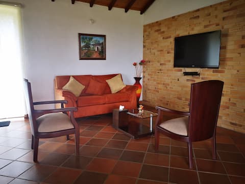 Top performing Airbnb: Beautiful Country Cottage, Mesa de los Santos in Los Santos