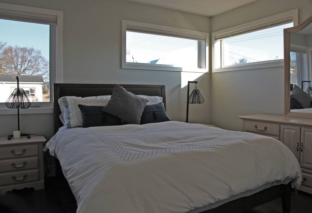 Full queen bedroom
