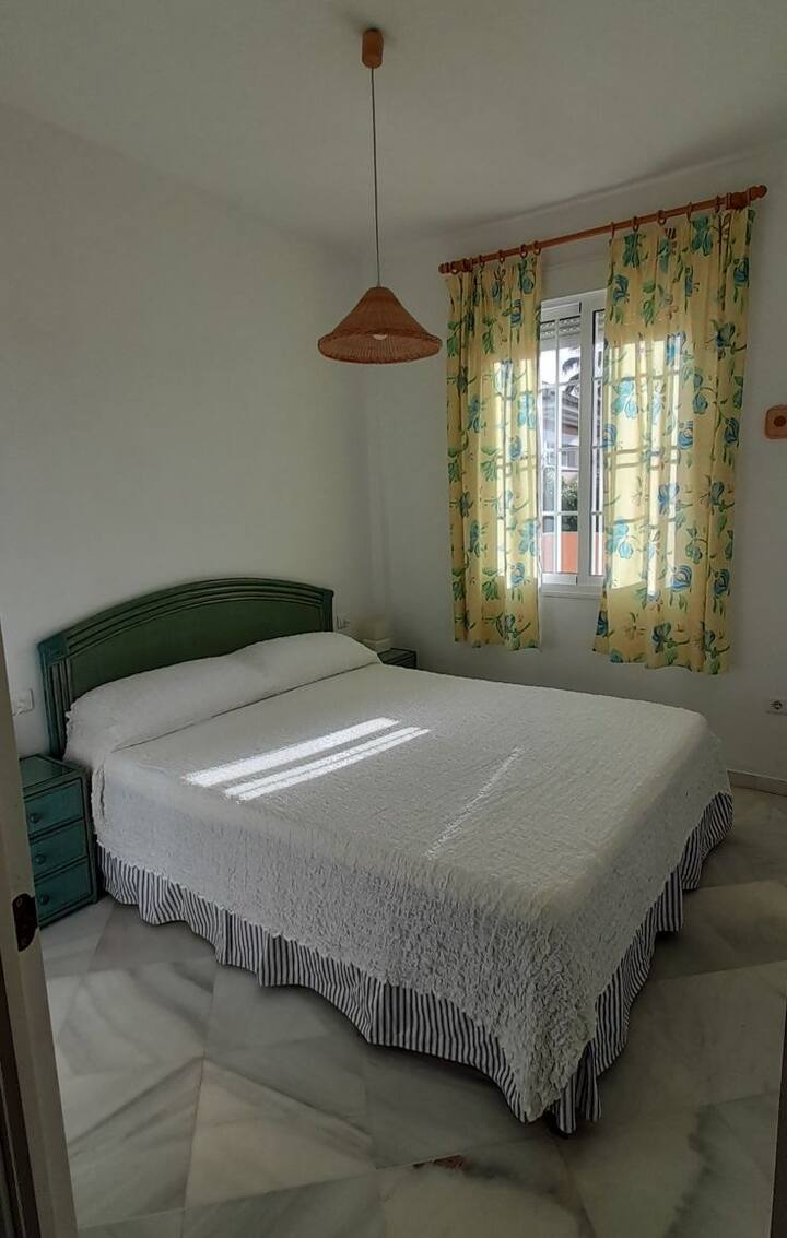 ห้องนอนเตียงใหญ่