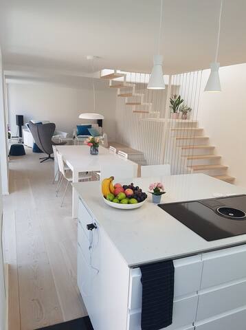 Luxury townhouse. Central to city & airport. gallery image 2