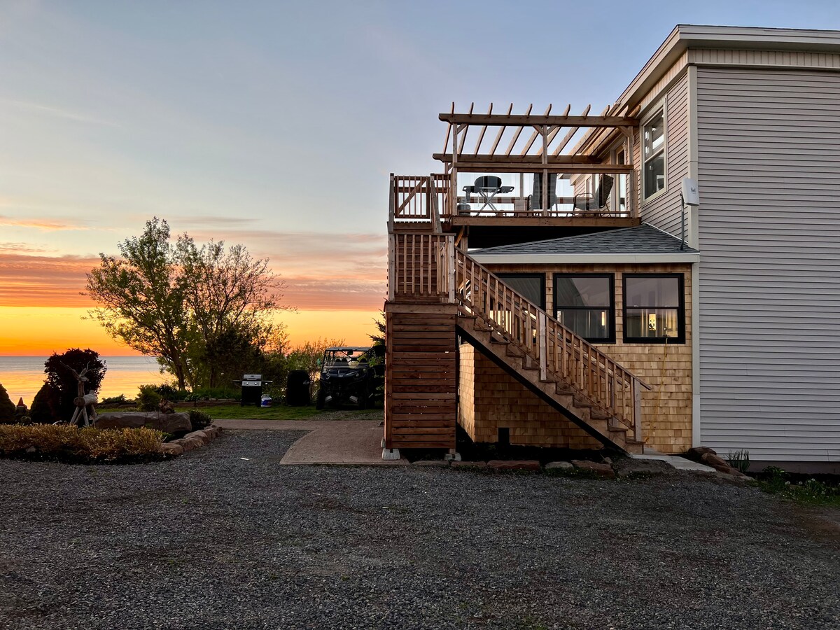 Sunset Suite Penthouse Retreat with Water Views Guest suites for