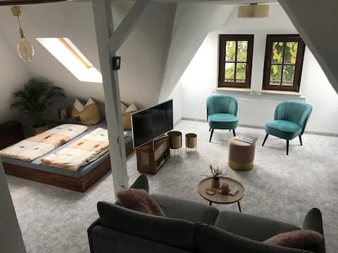 Top Airbnb: Stylish loft apartment, close to the center and inviting in Jena