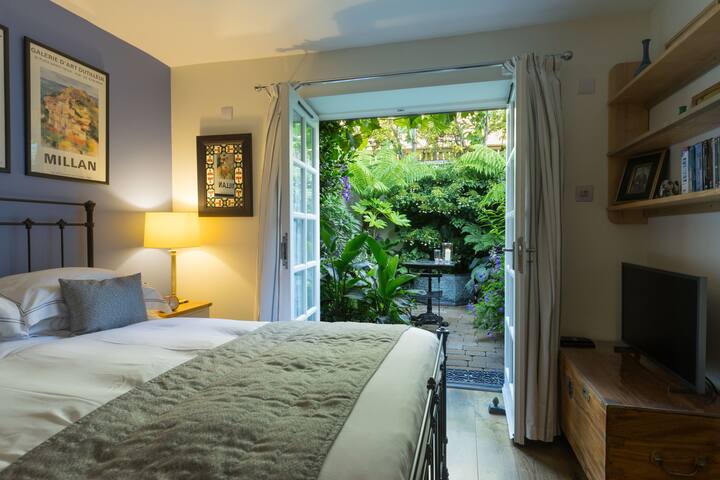 Charming City Centre Cottage with Lush Garden gallery image 3