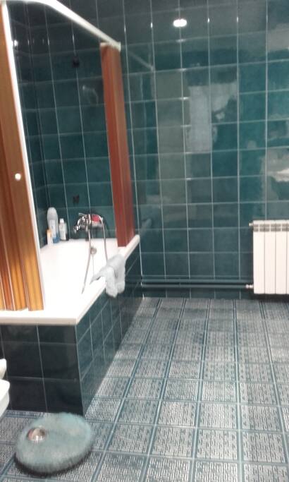 cuarto de baño principal, con bañera y dos lavabos.