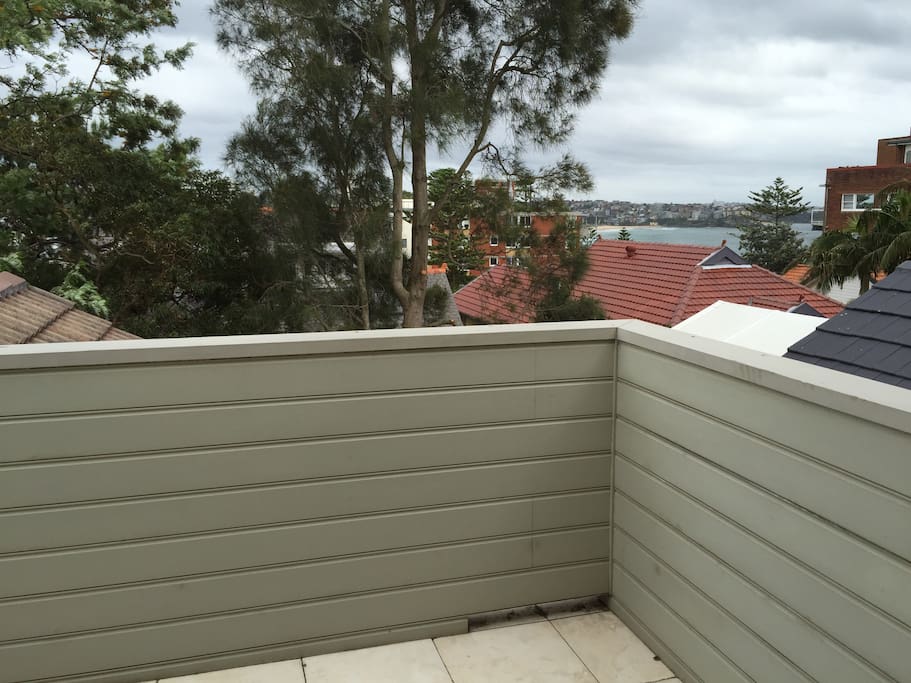 Top floor balcony, views along manly beach