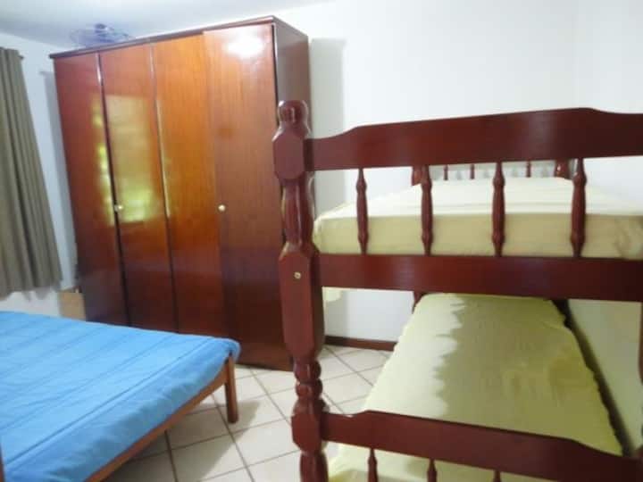 Krevat dopio dhe një krevat marinari tjetër me ajër të kondicionuar