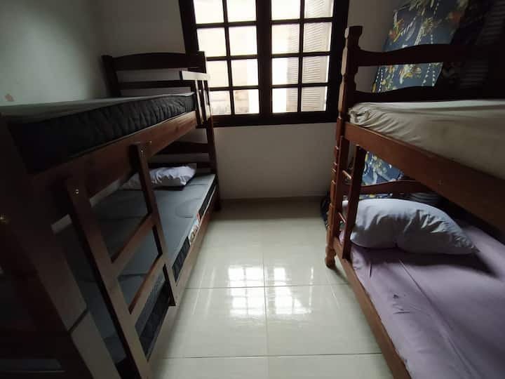 ห้อง 2 มีเตียงสองชั้น 2 เตียงและพัดลมเพดาน