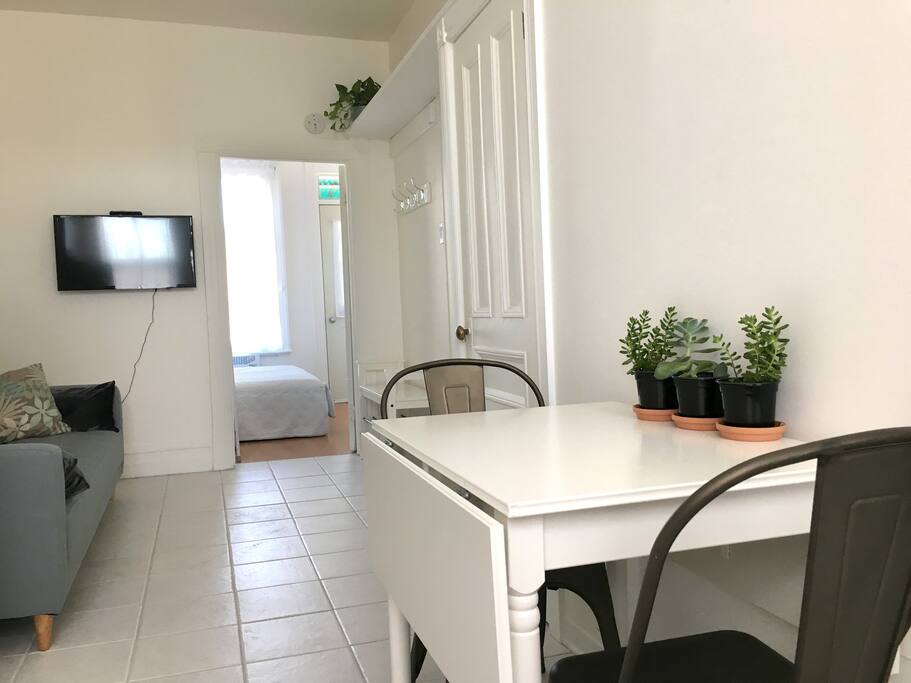 Table can accommodate 4 people // Table pouvant accueillir 4 personnes