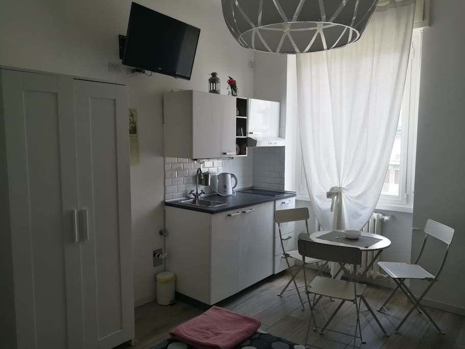 Detail of the kitchen and the dining area.