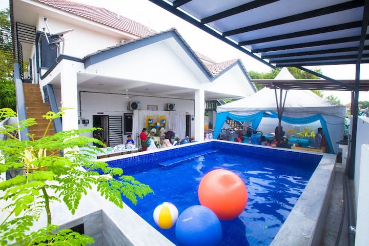 Bungalow Pool / Netflix/wifi/12 rooms in Shah Alam - Bungalows for Rent in Shah Alam, Selangor