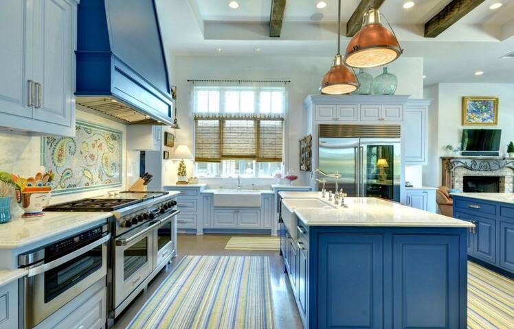 6000sf Home Sleeps 20+ Guests gallery image 2